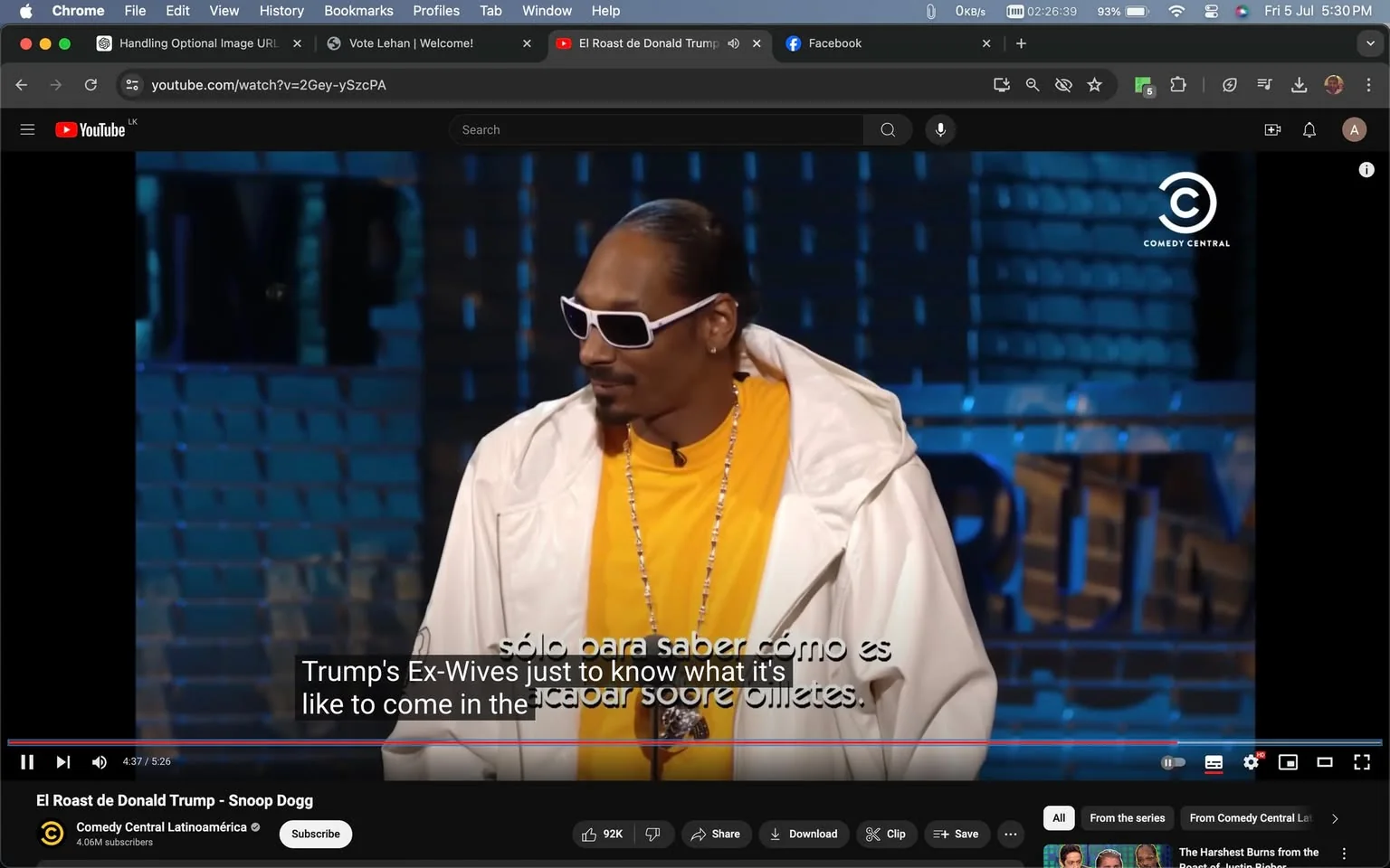 The image is a video frame from a YouTube clip titled "El Roast de Donald Trump - Snoop Dogg," featured on the Comedy Central Latinoamérica channel. The scene captures a stage performance, likely part of a comedy roast event. Snoop Dogg, as hinted in the provided context, is visible in the frame. He is wearing a bright yellow shirt underneath a white jacket, accessorized with oversized white sunglasses and a long chain necklace. His hair is neatly styled, and his posture suggests he is engaged in delivering a comedic line. The Comedy Central logo is prominently displayed in the top right corner, indicating the network’s branding. The backdrop includes a blurred section of a stage set, possibly spelling "Trump," in line with the theme of the roast. The lighting is professional and stage-like, focusing on Snoop Dogg, enhancing the performance atmosphere. Subtitles at the bottom of the frame display a humorous line about Donald Trump's ex-wives.
- Title: "El Roast de Donald Trump - Snoop Dogg"
- Channel / profile: "Comedy Central Latinoamérica"
- Site / app: "YouTube"
- Captions / subtitles: "Trump's Ex-Wives just to know what it's like to come in the"